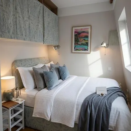Charming Parisian Nest A Stone's Throw From Montmartre Париж