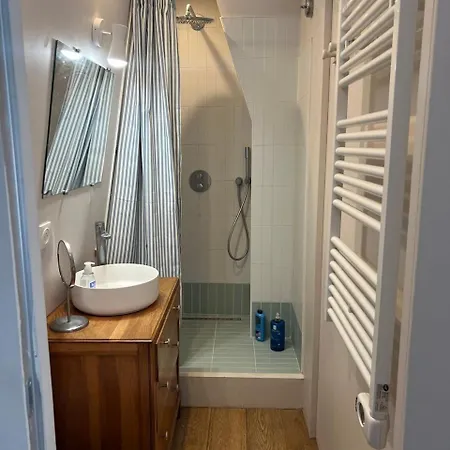 Апартаменты Charming Parisian Nest A Stone's Throw From Montmartre Париж
