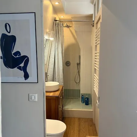 Апартаменты Charming Parisian Nest A Stone's Throw From Montmartre Париж
