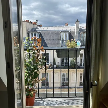 Charming Parisian Nest A Stone's Throw From Montmartre *