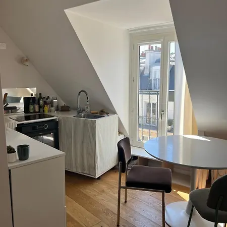 Апартаменты Charming Parisian Nest A Stone's Throw From Montmartre