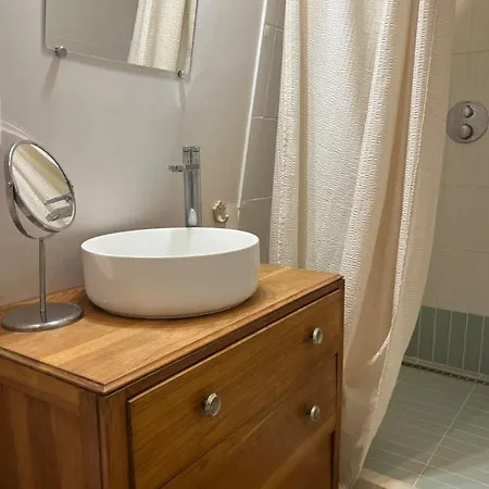 Апартаменты Charming Parisian Nest A Stone's Throw From Montmartre Париж
